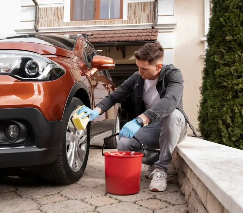 Lavage auto à domicile Veyre-Monton : professionnel intervenant sur un véhicule
